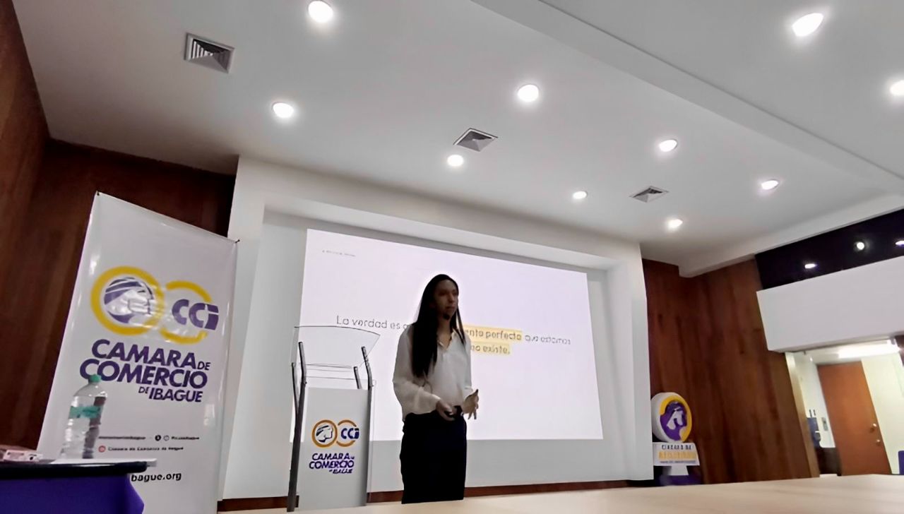 Michelle Hoyos dictando charla en la Cámara de Comercio de Ibagué