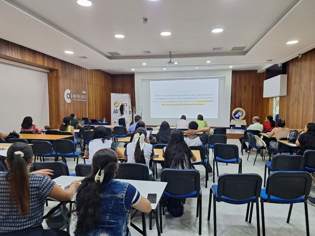 Michelle Hoyos facilitando sesión de trabajo con IA